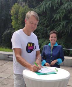 Rosemarie Heilig und Holger Holland in Frankfurt bei der Unterzeichnung der Kooperation zum World Cleanup Day am 19.09.2020